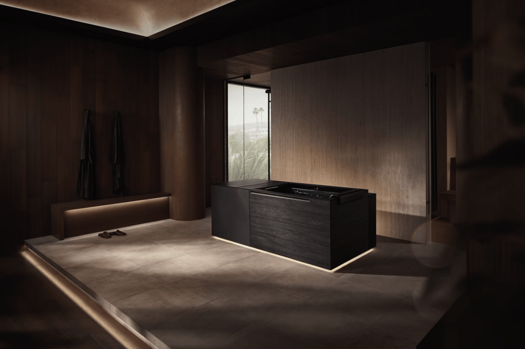Propuesta de espacio wellness con bañera de inmersión en frío en un interior de madera oscura